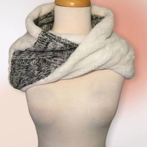 WHITE Faux Fir and‎ Cable Knit Infinity Scarf NWOT - Picture 2 of 9